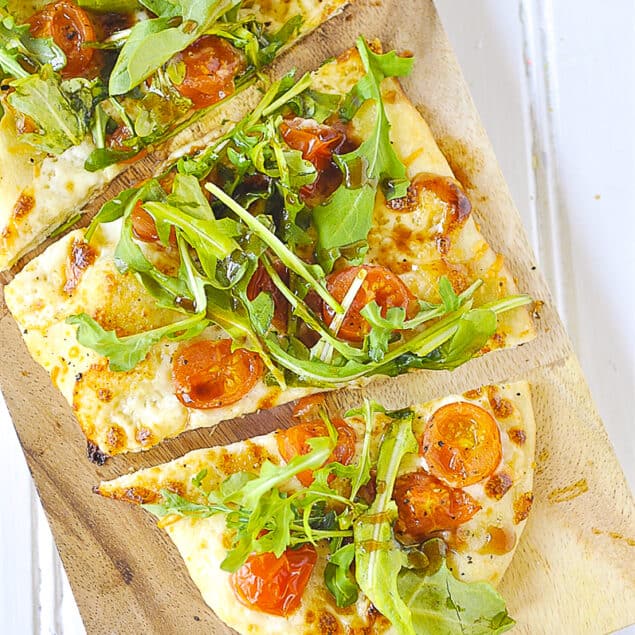 overhead shot of arugula pizza salad