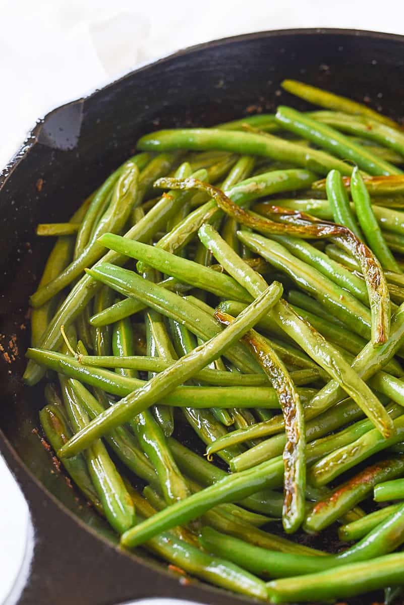 green beans in a cast iron pan