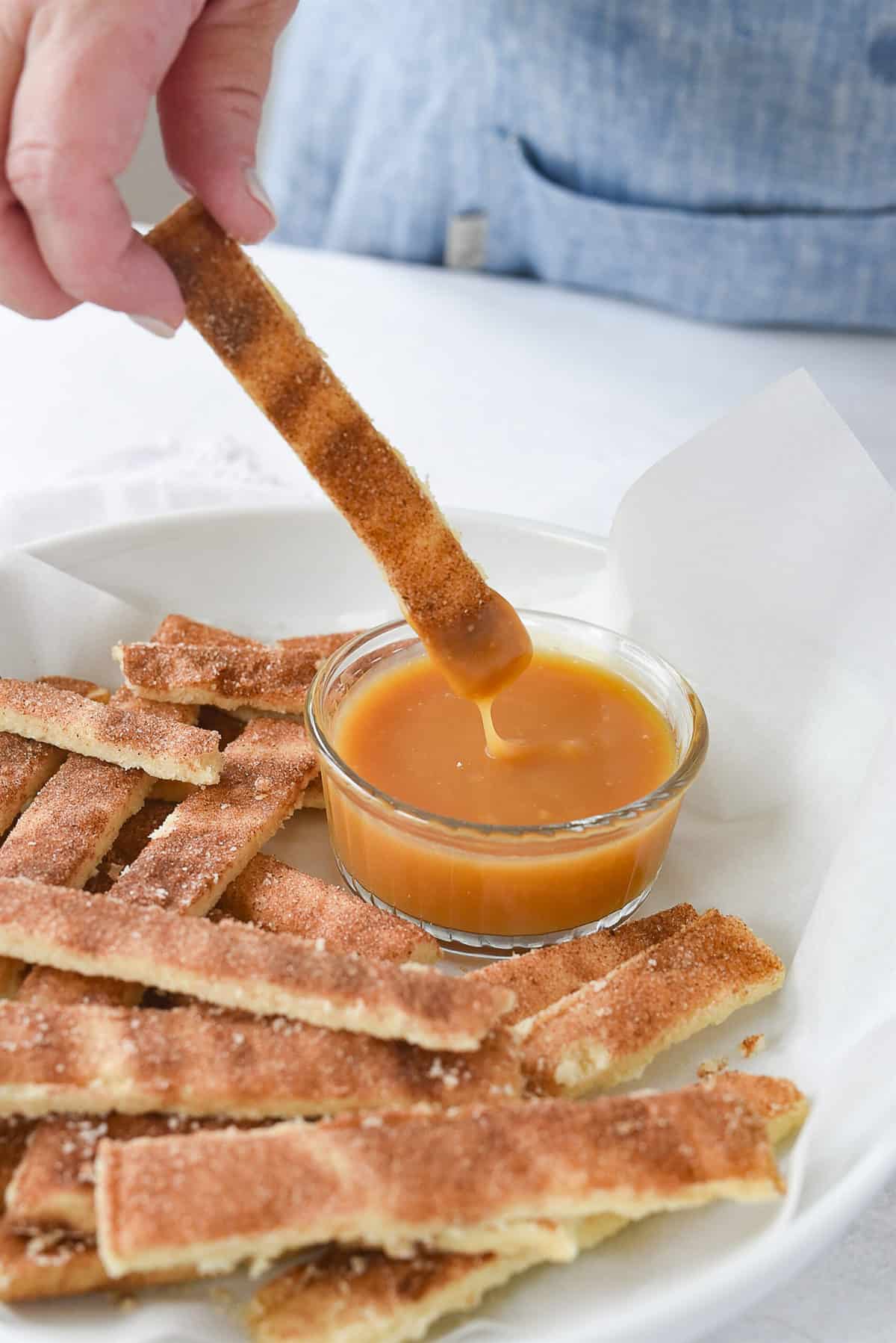dipping pie frie in caramel sauce