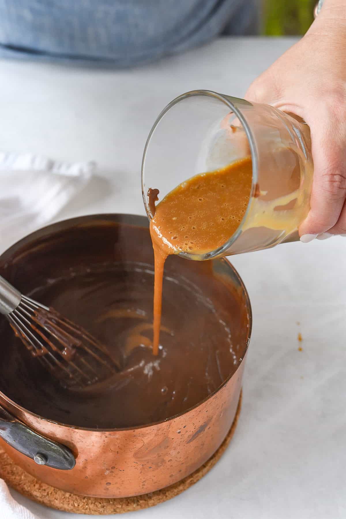 making chocolate meringue pie filling