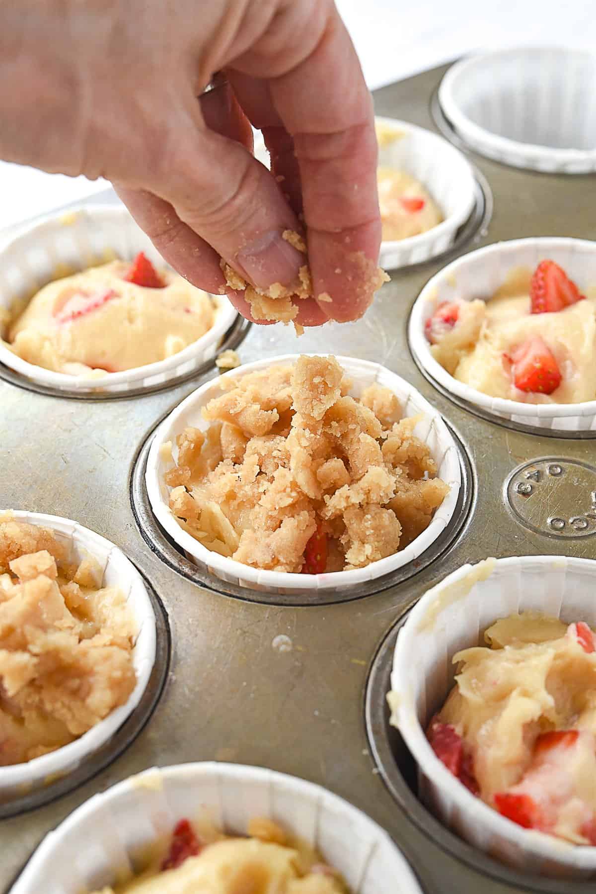 adding streusel to muffins