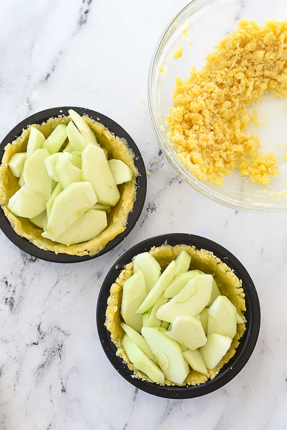 apples in pie tins