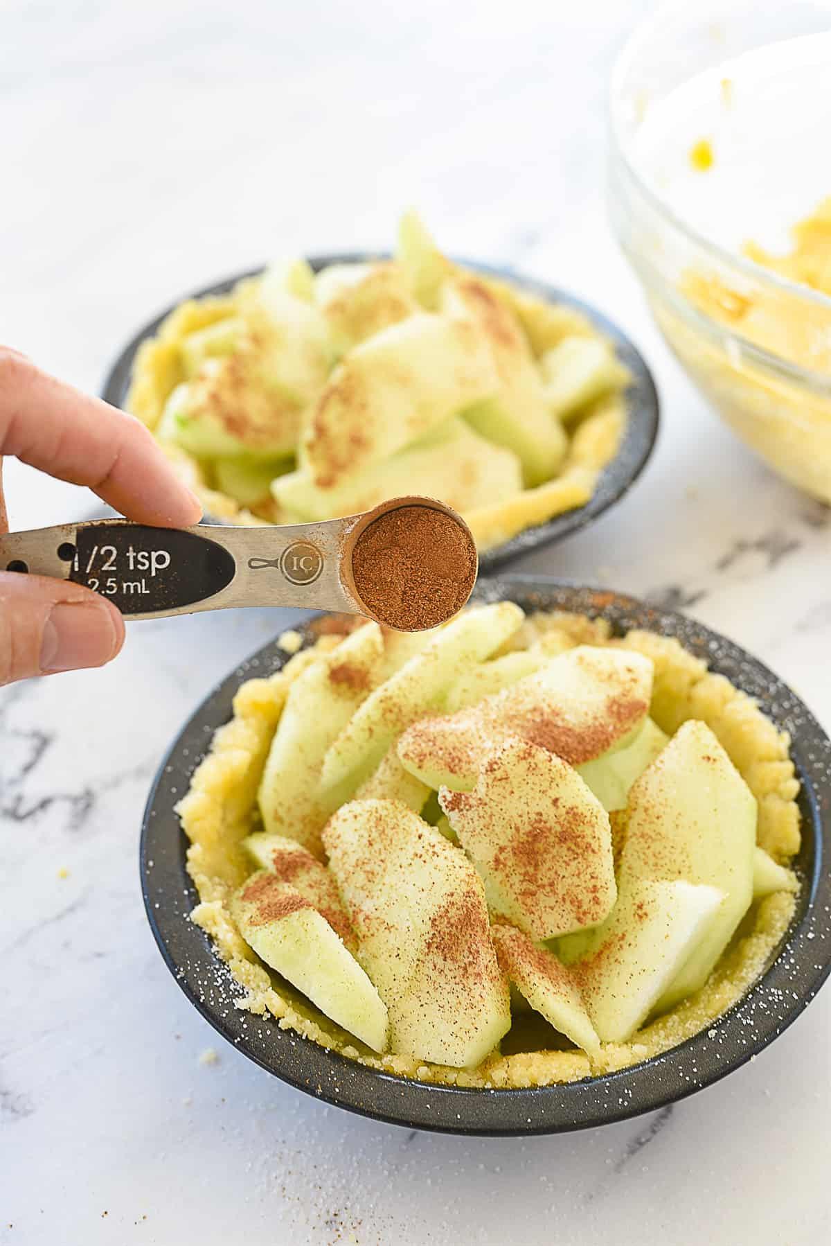 sprinkling apples with cinnamon