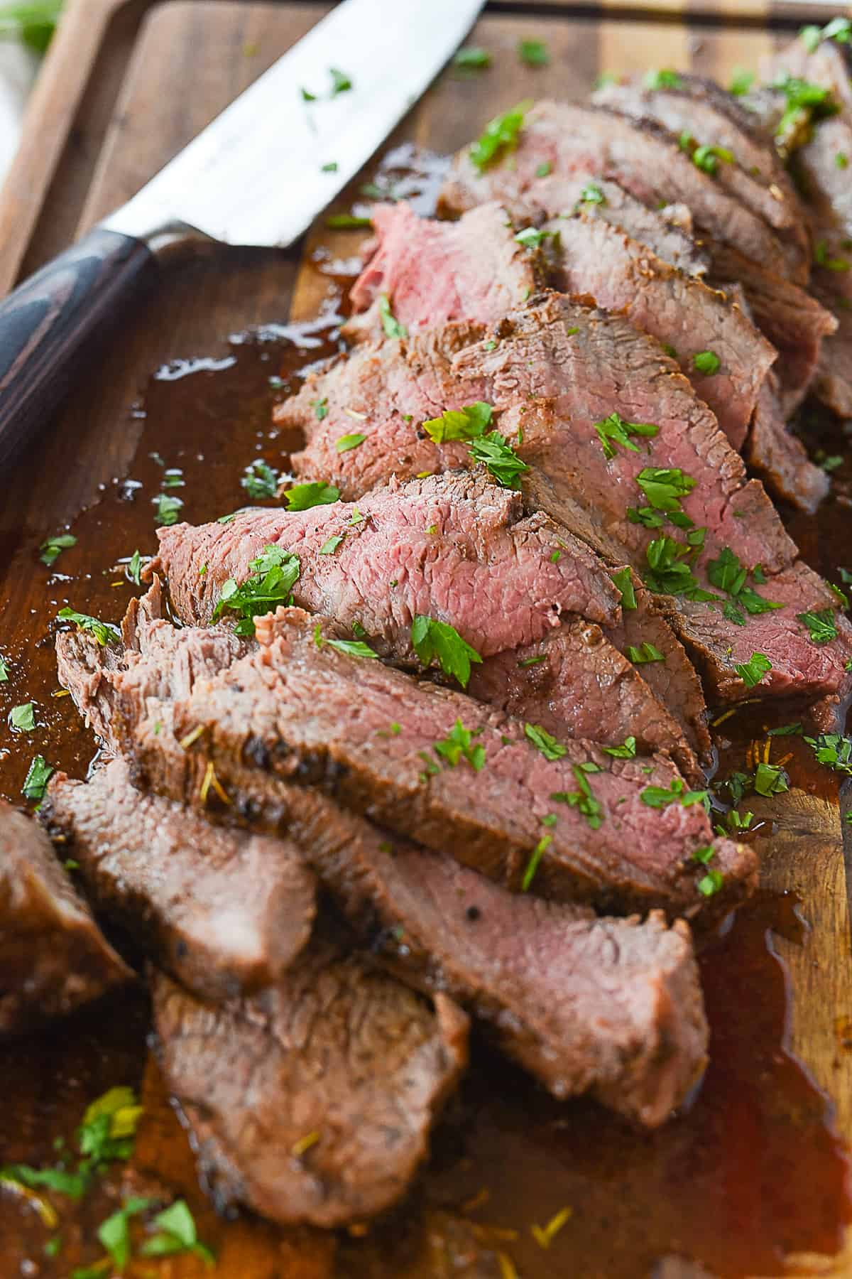 sliced tri tip on cutting board.