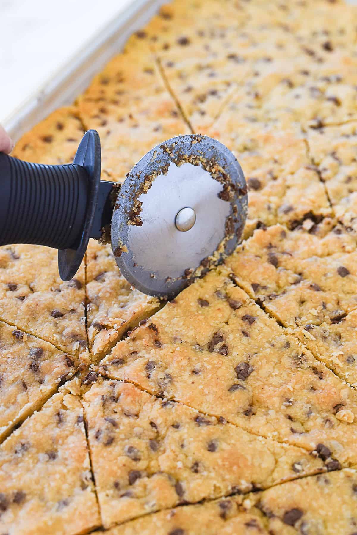 cutting cookie brittle with pizza cutter