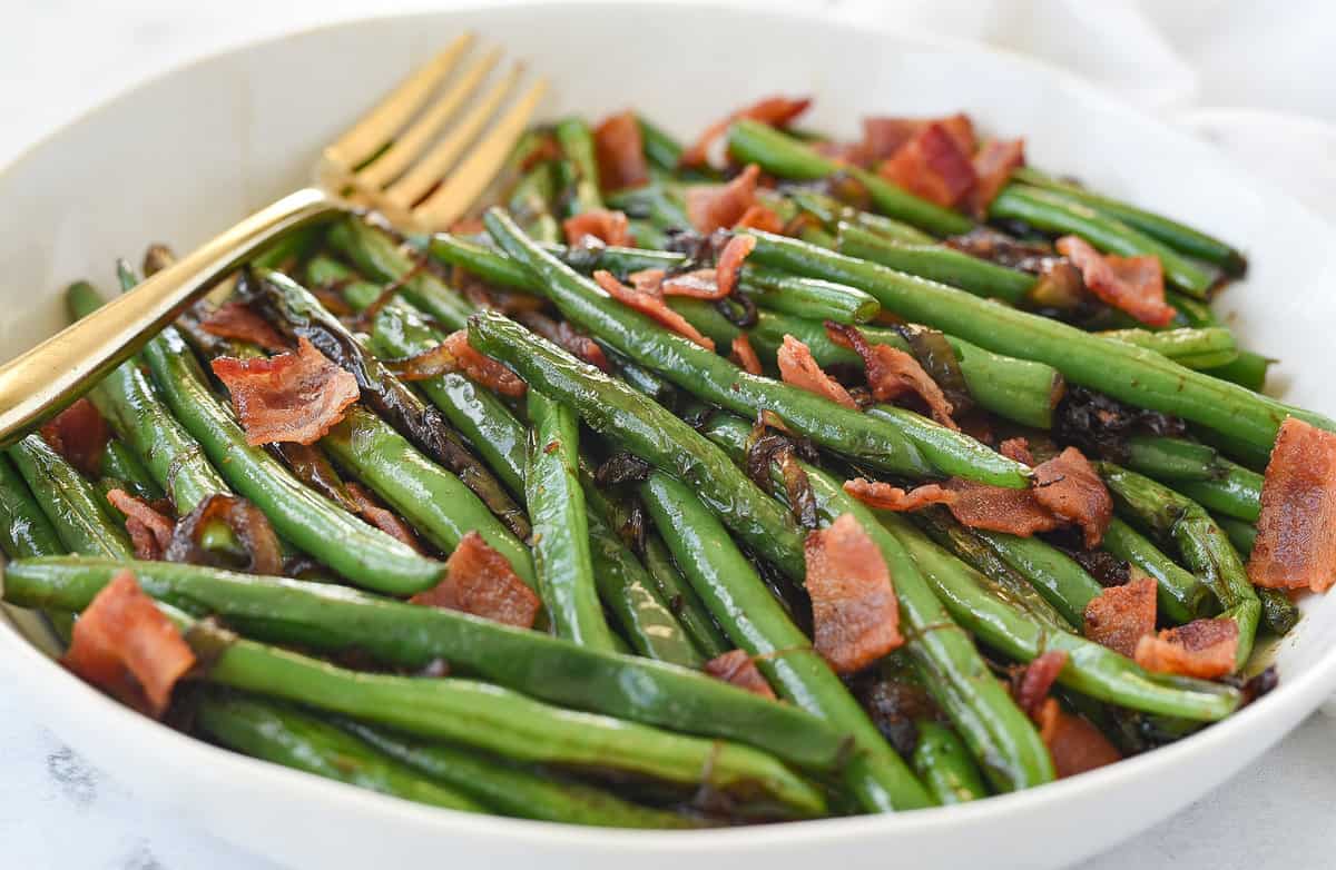bowl of green beans with bacon