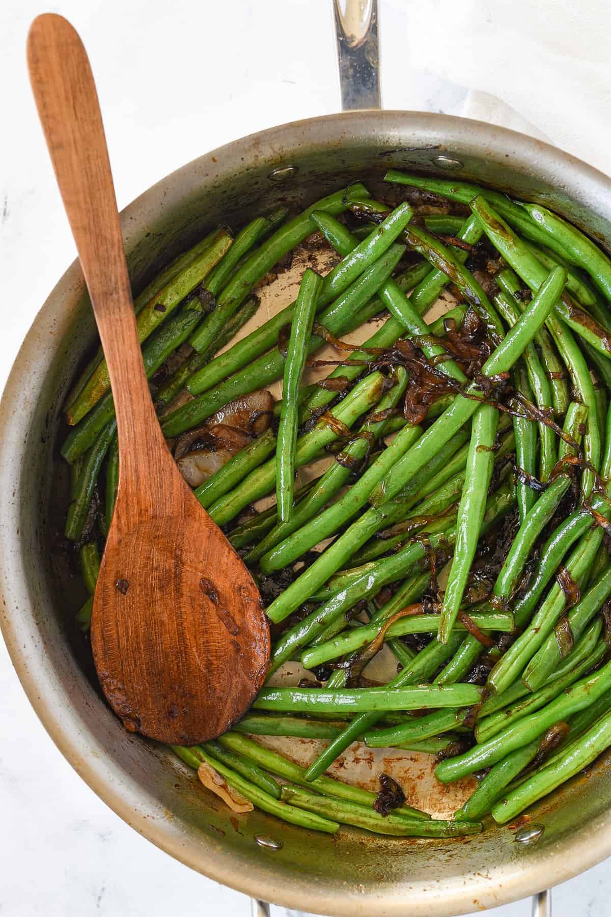 cooked green beans ion a pan