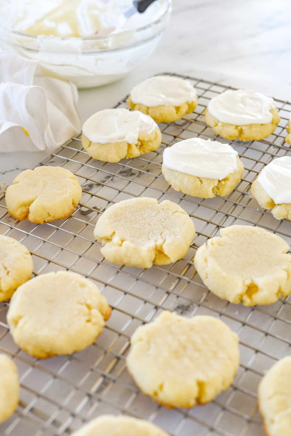 frosting almond sjugar cookies
