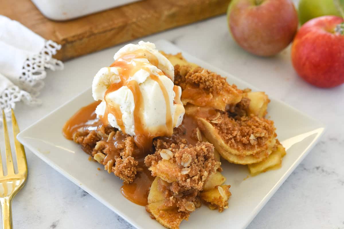 closeup of apple crisp on a white plate