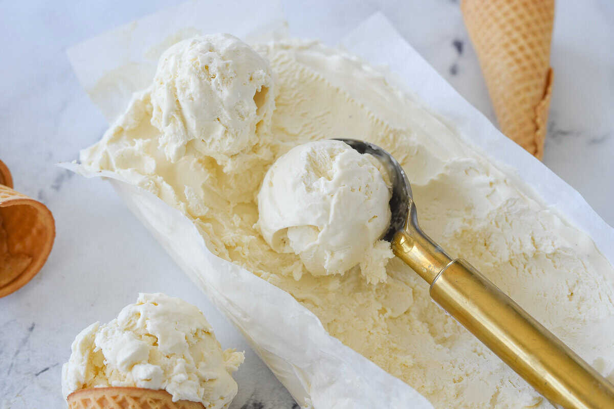 AN ICE CREAM SCOOP FULL OF VANILLA NO CHURN ICE CREAM
