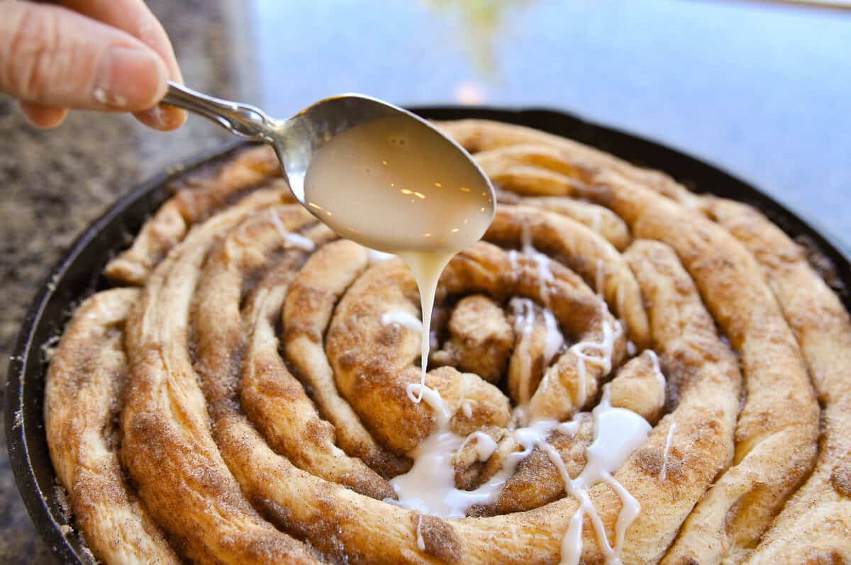 glazing a skillet cinnamon roll