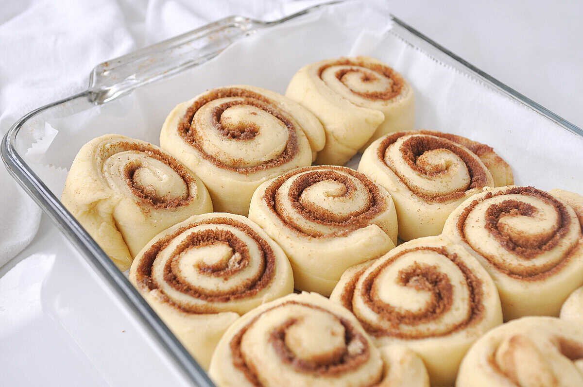 overnight cinnamon rols that have risen in pan
