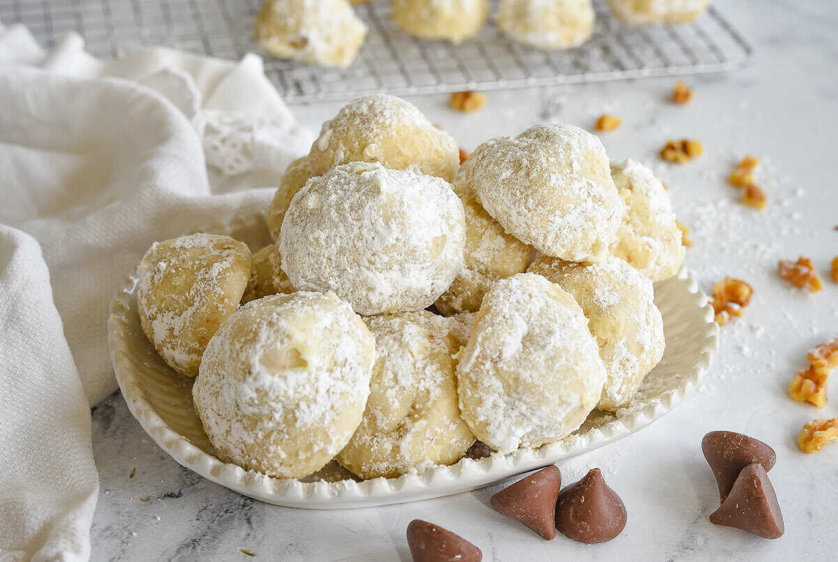 bowl full of snowball cookies