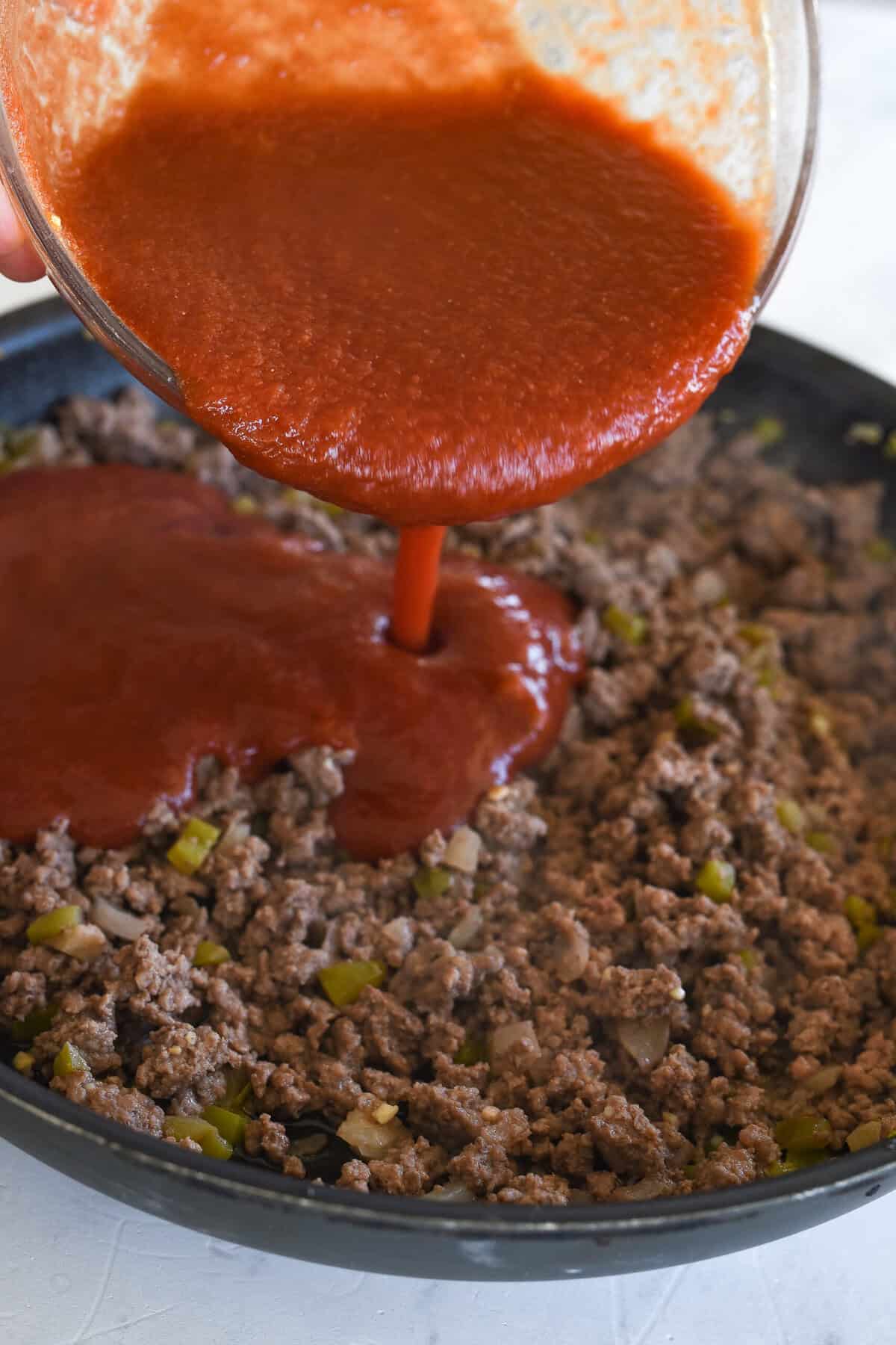 adding sauce to hamburger