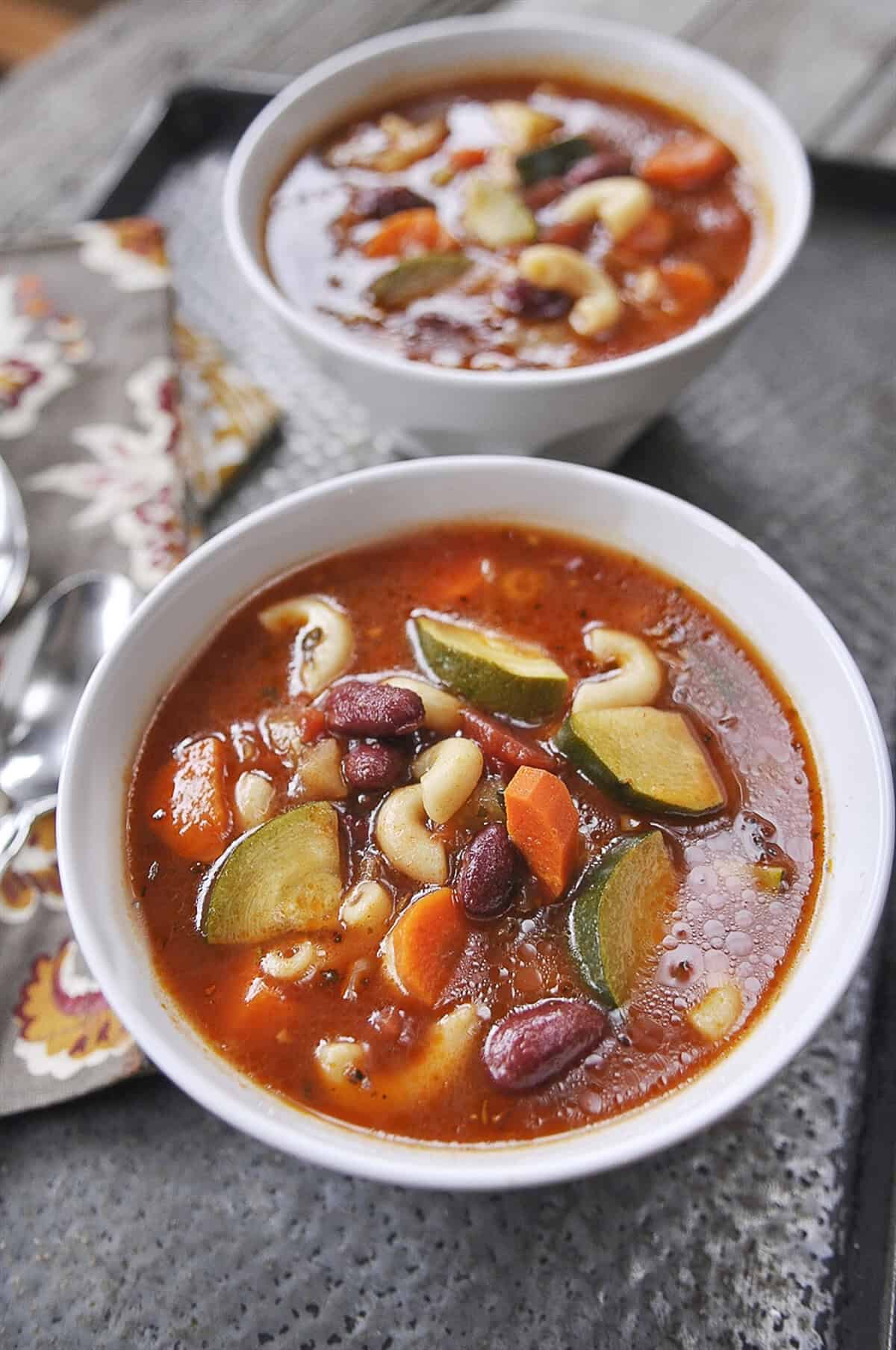 ministrone soup recipe side view of two bowls of minestrone soup
